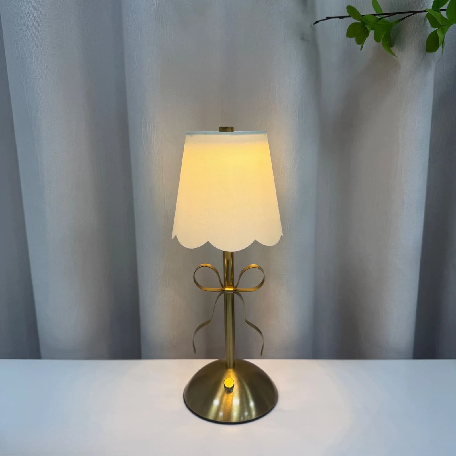 Lampu Meja Rechargeable Berpita Emas dengan Tudung Fabrik